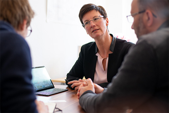 Susann Köhler aufmerksam zuhören